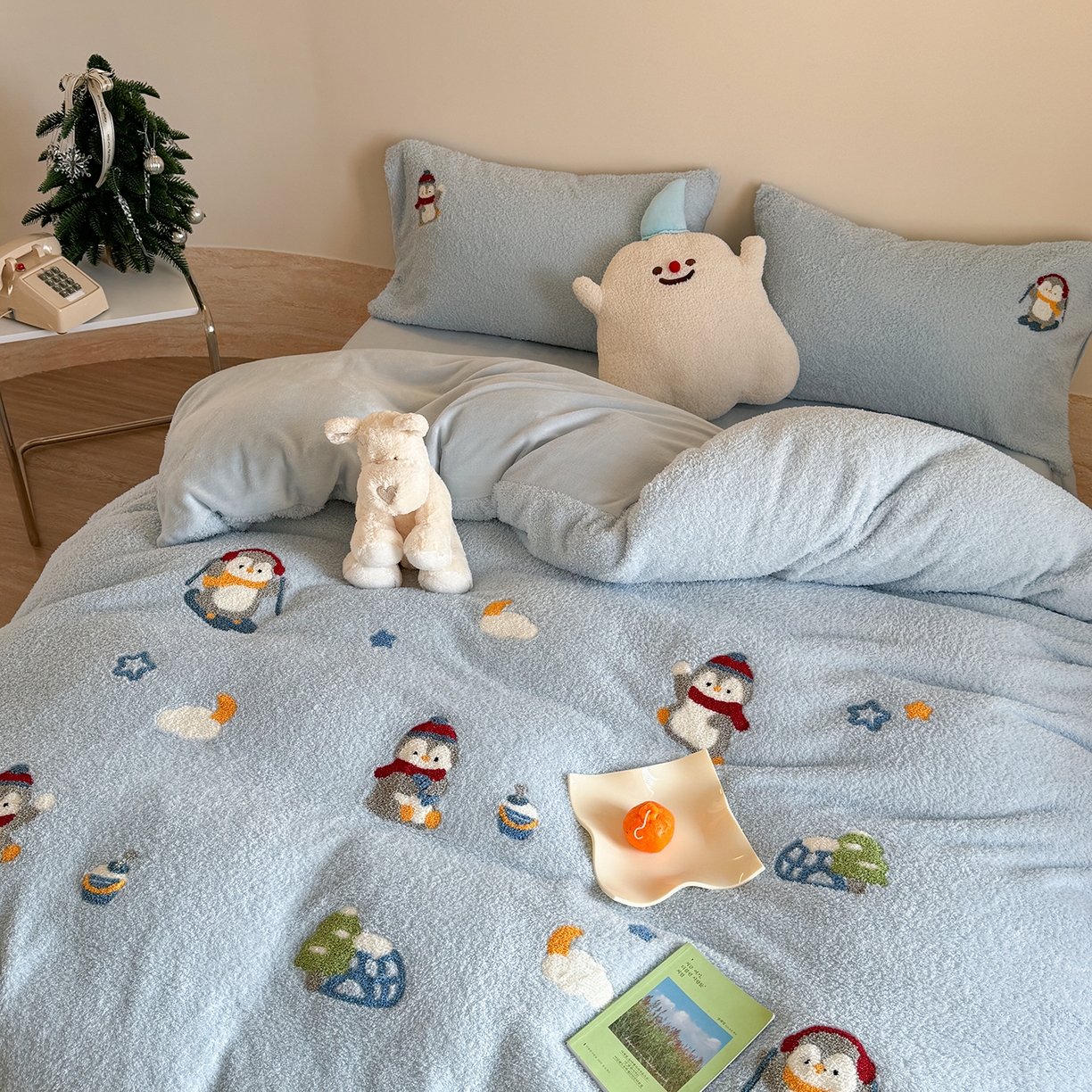 91家纺网 家纺一手货源 找家纺 柚子YOUTH 2025新款双面泰迪绒毛巾绣四件套 快乐企鹅