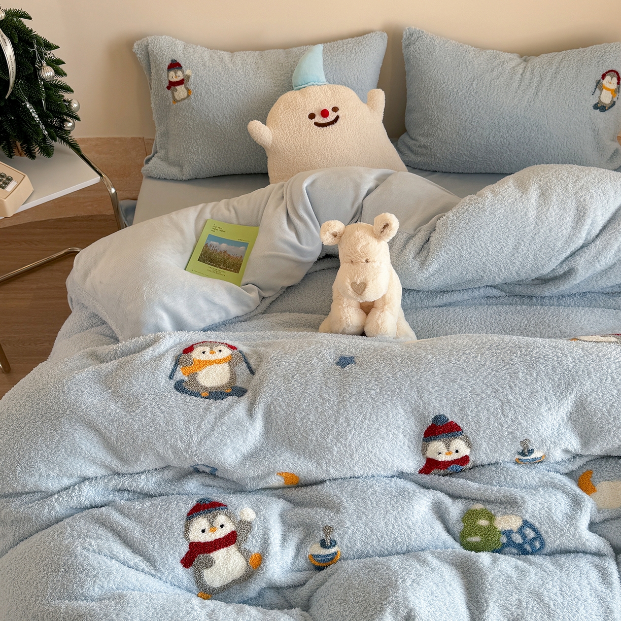 91家纺网 家纺一手货源 找家纺 柚子YOUTH 2025新款双面泰迪绒毛巾绣四件套 快乐企鹅