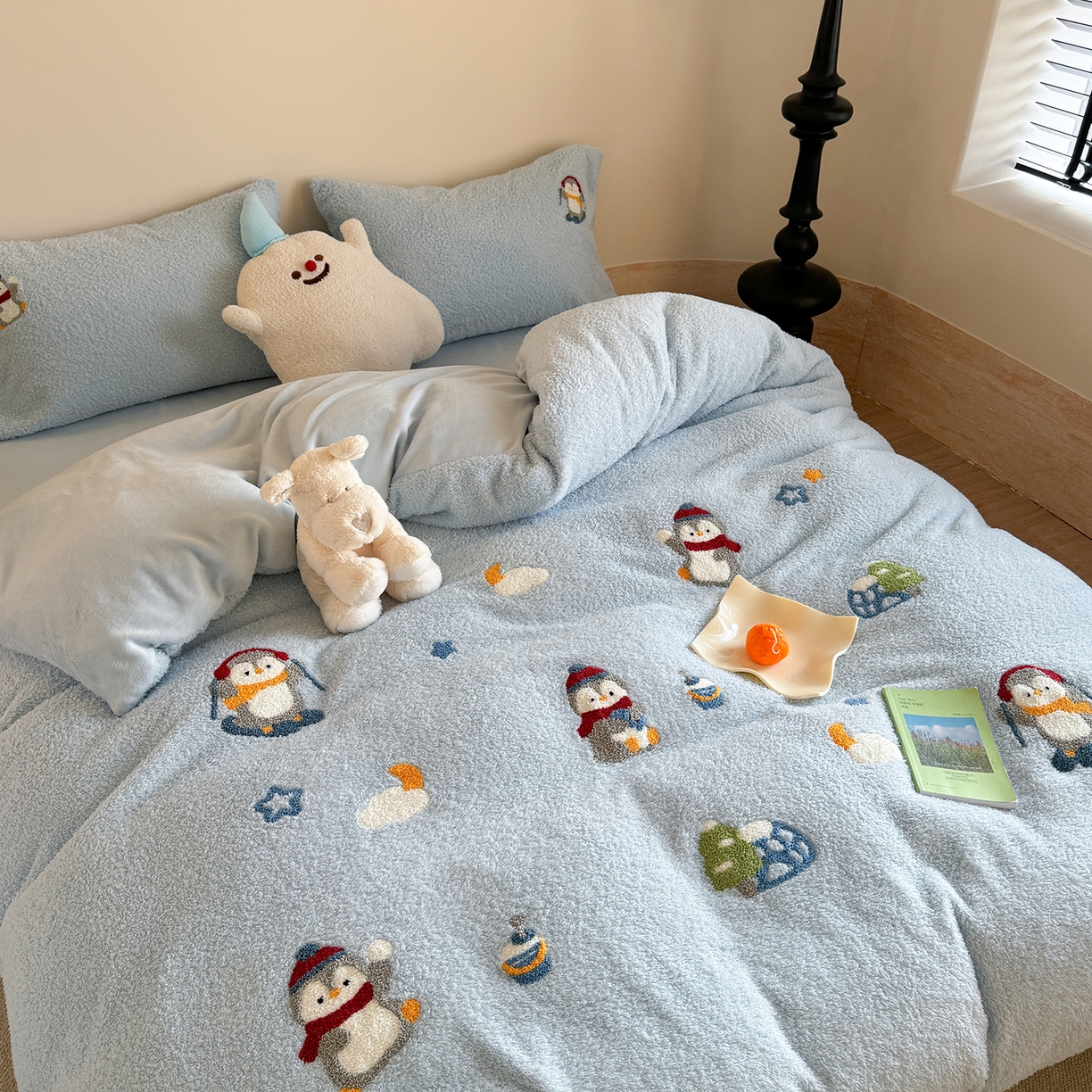 91家纺网 家纺一手货源 找家纺 柚子YOUTH 2025新款双面泰迪绒毛巾绣四件套 快乐企鹅