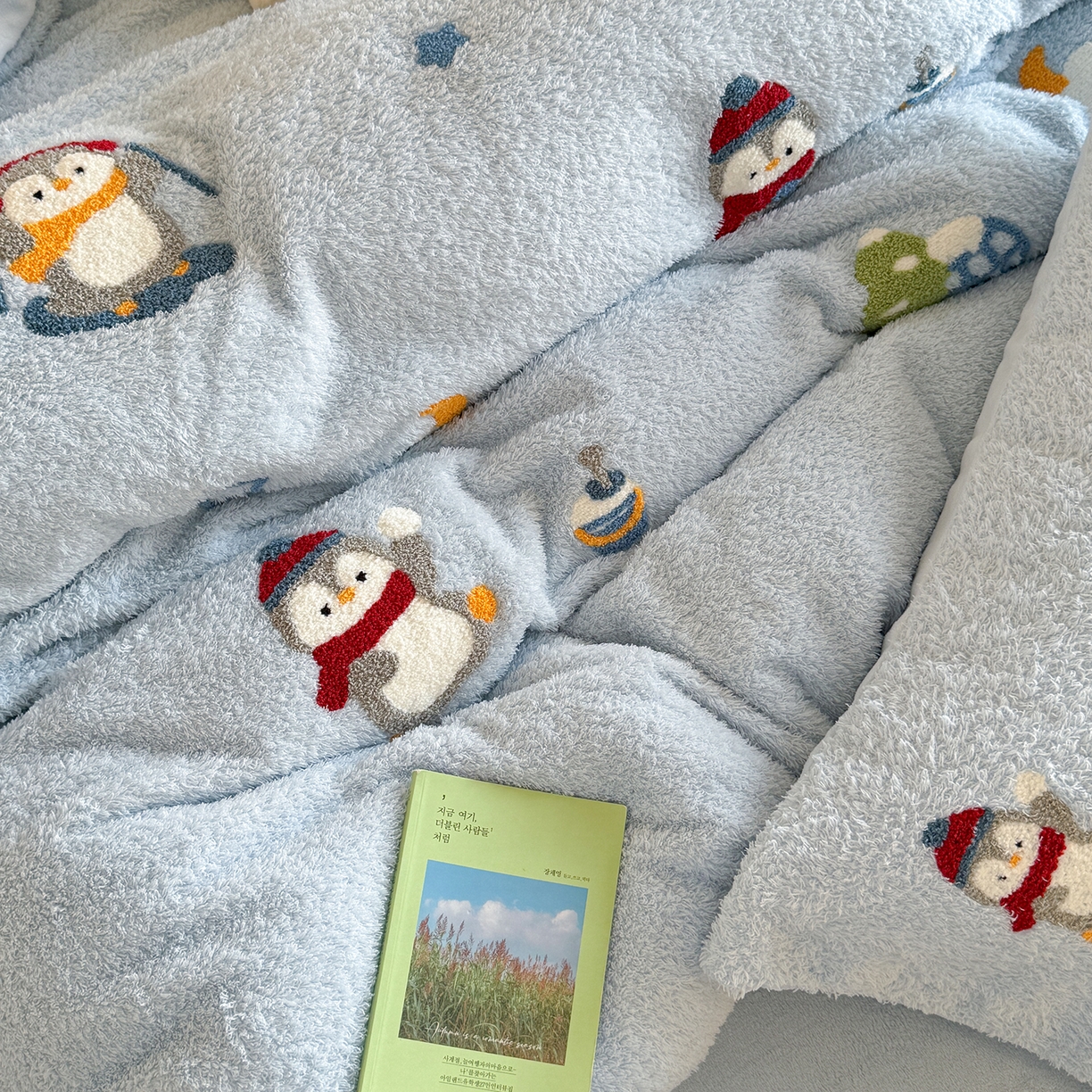 91家纺网 家纺一手货源 找家纺 柚子YOUTH 2025新款双面泰迪绒毛巾绣四件套 快乐企鹅