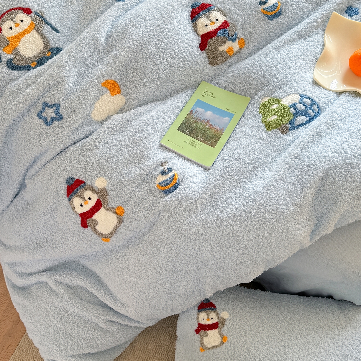 91家纺网 家纺一手货源 找家纺 柚子YOUTH 2025新款双面泰迪绒毛巾绣四件套 快乐企鹅