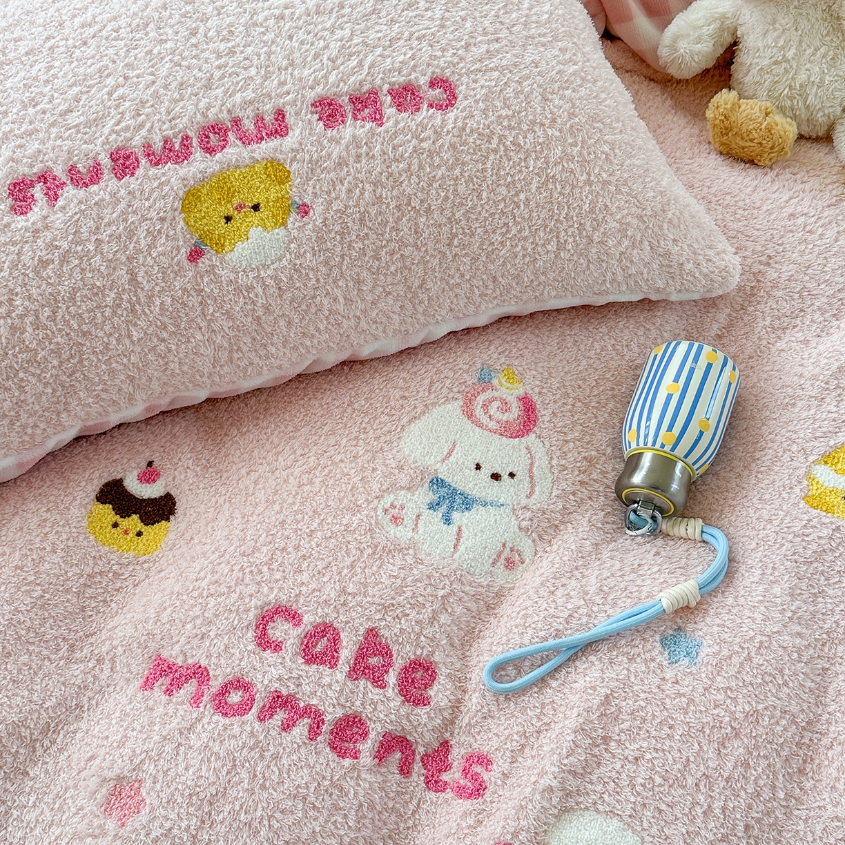 91家纺网 家纺一手货源 找家纺 柚子YOUTH 2025新款双面泰迪绒毛巾绣四件套 甜甜圈