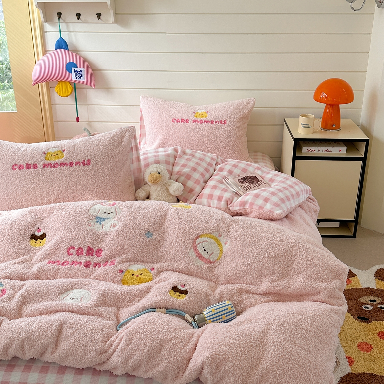 91家纺网 家纺一手货源 找家纺 柚子YOUTH 2025新款双面泰迪绒毛巾绣四件套 甜甜圈