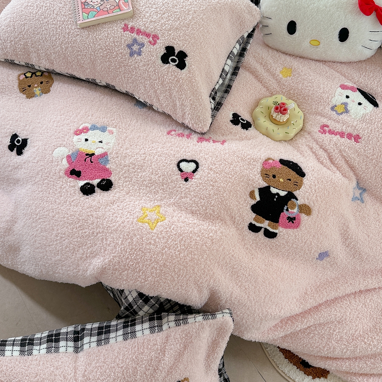 91家纺网 家纺一手货源 找家纺 柚子YOUTH 2025新款双面泰迪绒毛巾绣四件套 甜酷KT