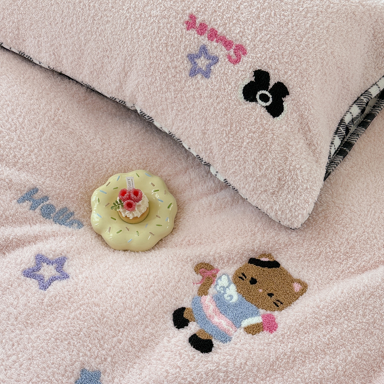 91家纺网 家纺一手货源 找家纺 柚子YOUTH 2025新款双面泰迪绒毛巾绣四件套 甜酷KT
