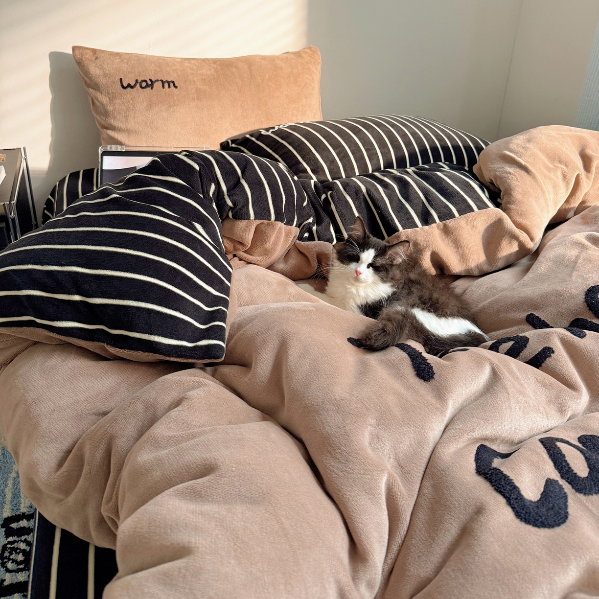 91家纺网 家纺一手货源 找家纺 桃喜 2025新款韩系纯色200g牛奶绒柔软毛巾绣刺绣四件套 咖色