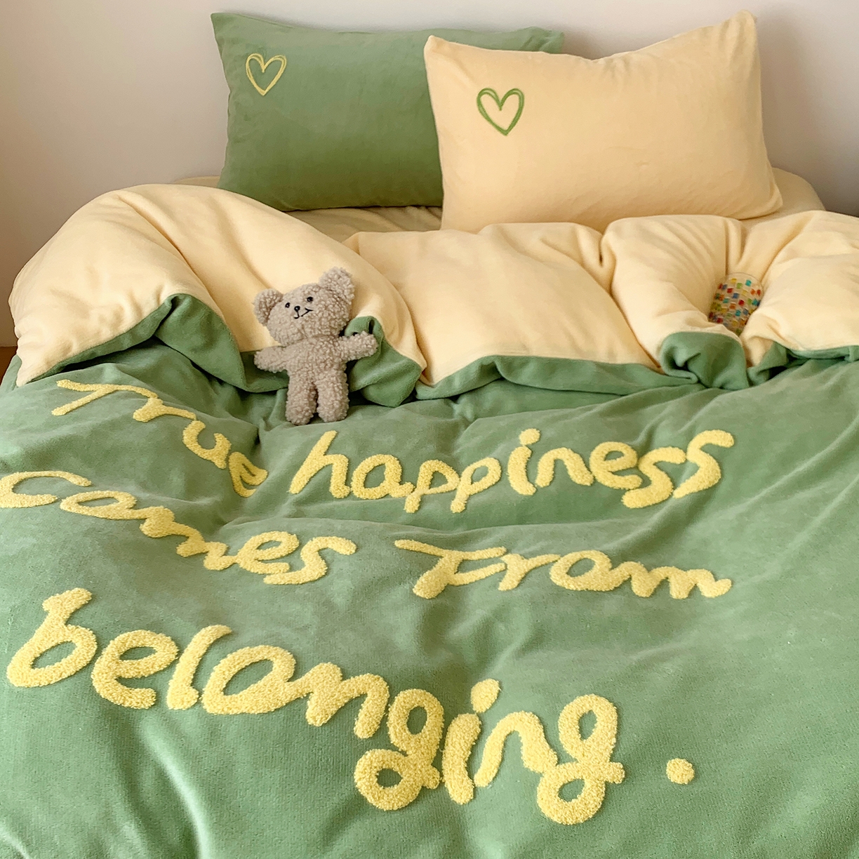 91家纺网 家纺一手货源 找家纺 桃喜 2025新款韩系纯色200g牛奶绒柔软毛巾绣刺绣四件套 牛油果绿