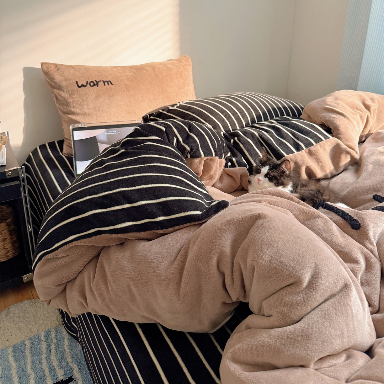 91家纺网 家纺一手货源 找家纺 桃喜 2025新款韩系纯色200g牛奶绒柔软毛巾绣刺绣四件套 咖色