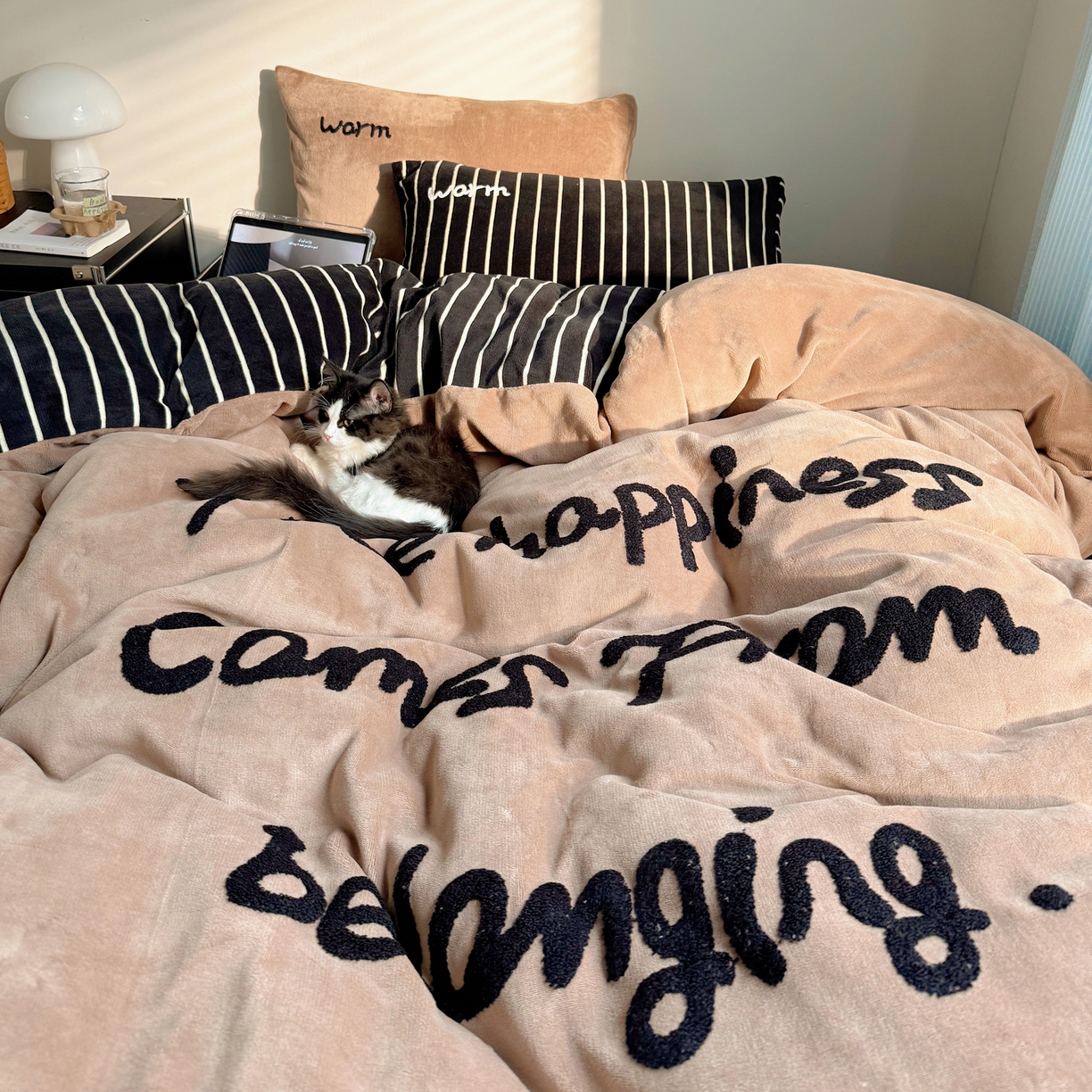 91家纺网 家纺一手货源 找家纺 桃喜 2025新款韩系纯色200g牛奶绒柔软毛巾绣刺绣四件套 咖色