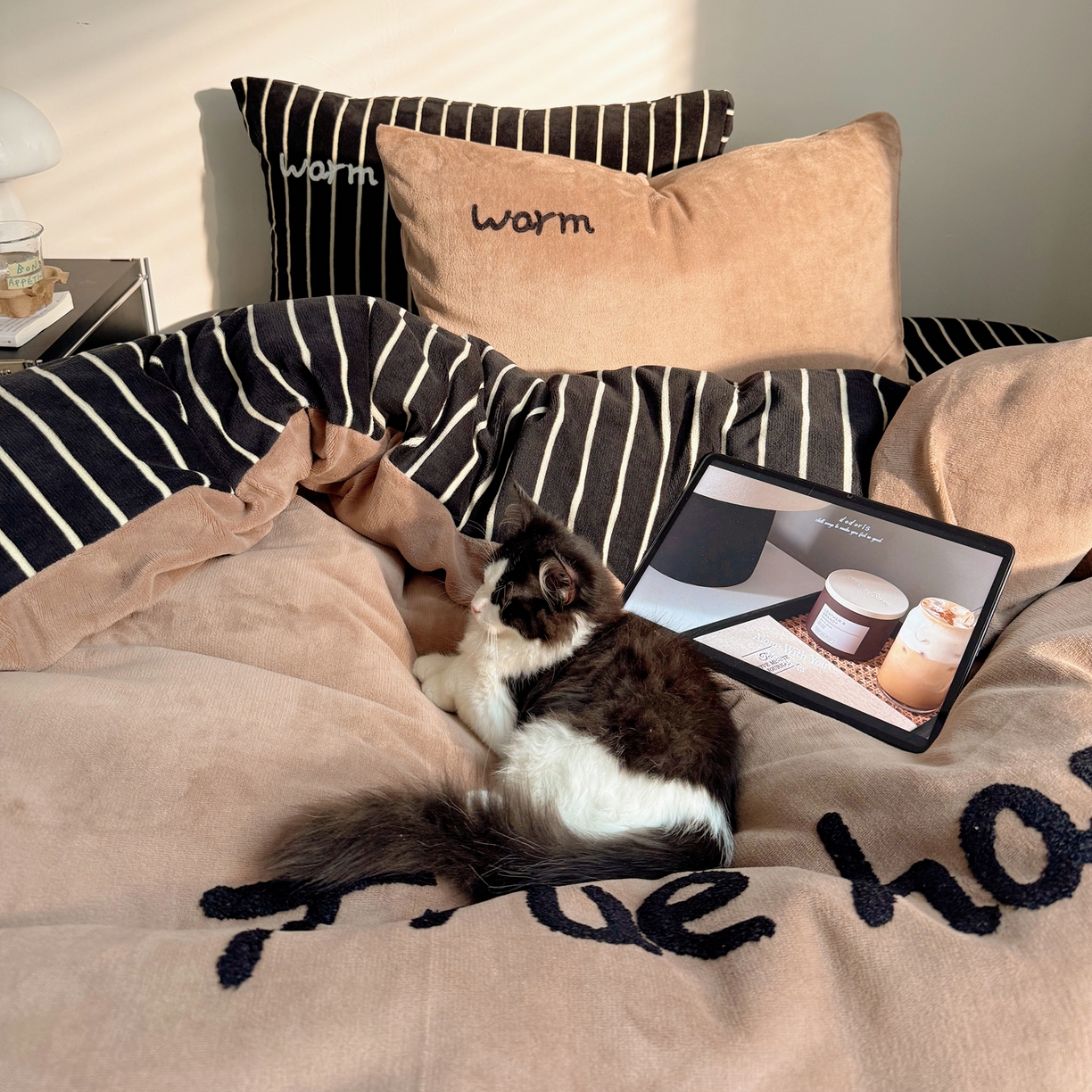 91家纺网 家纺一手货源 找家纺 桃喜 2025新款韩系纯色200g牛奶绒柔软毛巾绣刺绣四件套 咖色