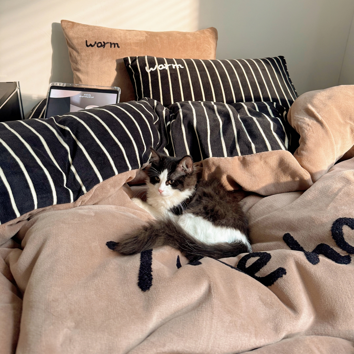 91家纺网 家纺一手货源 找家纺 桃喜 2025新款韩系纯色200g牛奶绒柔软毛巾绣刺绣四件套 咖色