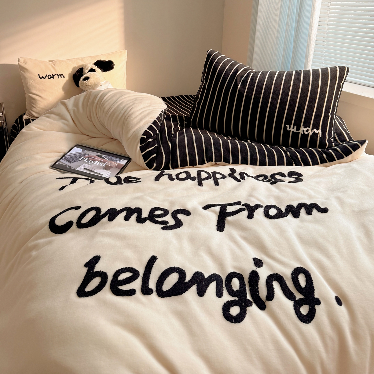 91家纺网 家纺一手货源 找家纺 桃喜 2025新款韩系纯色200g牛奶绒柔软毛巾绣刺绣四件套 白色