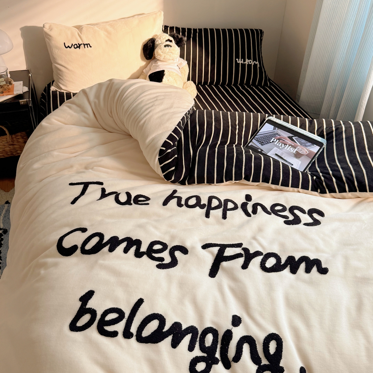 91家纺网 家纺一手货源 找家纺 桃喜 2025新款韩系纯色200g牛奶绒柔软毛巾绣刺绣四件套 白色