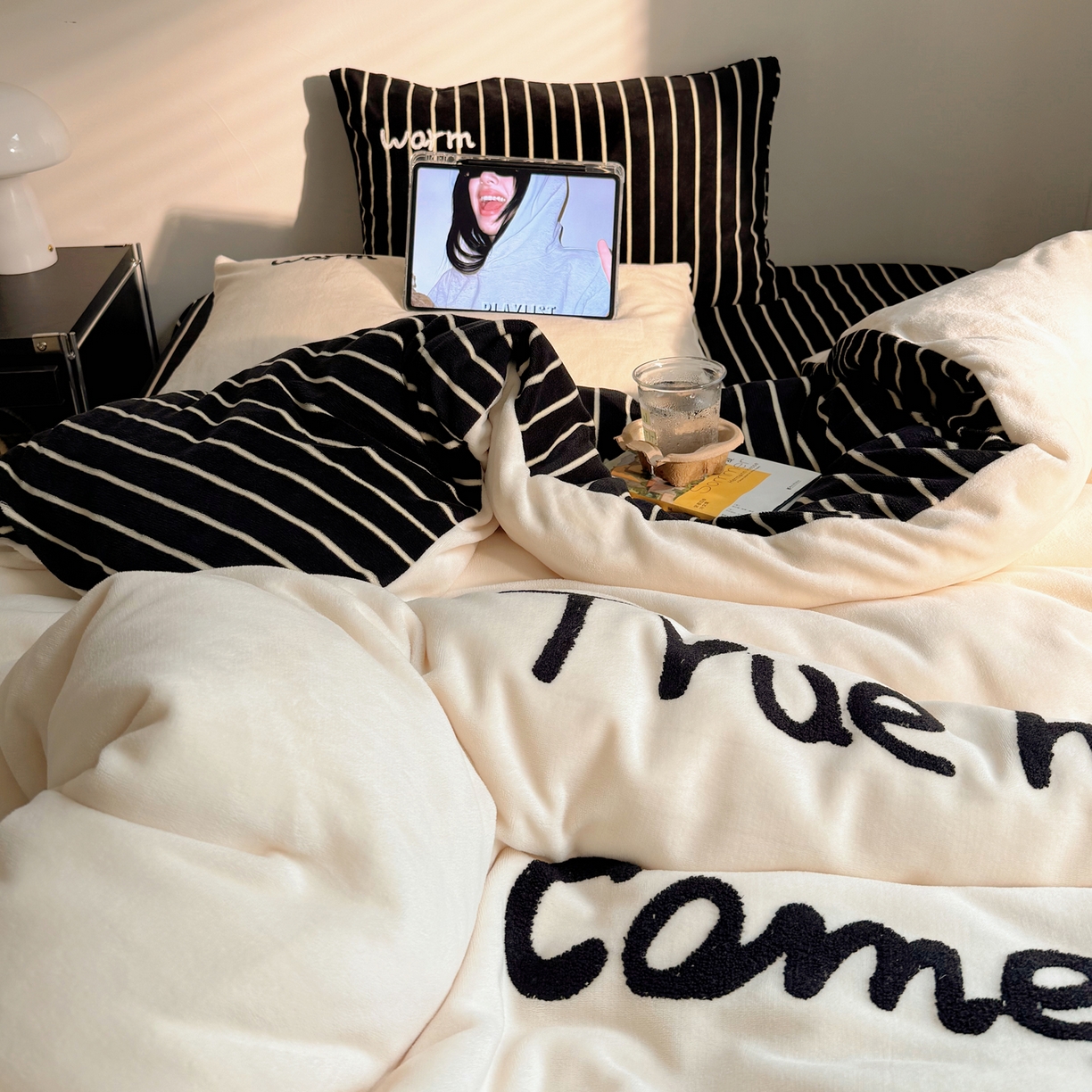 91家纺网 家纺一手货源 找家纺 桃喜 2025新款韩系纯色200g牛奶绒柔软毛巾绣刺绣四件套 白色