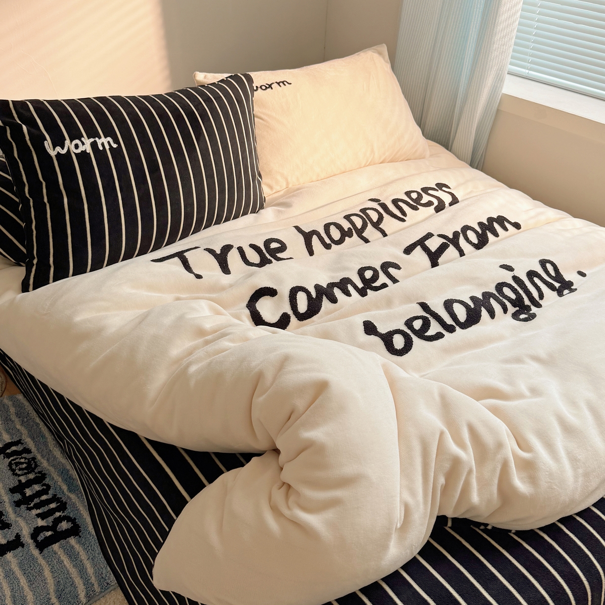 91家纺网 家纺一手货源 找家纺 桃喜 2025新款韩系纯色200g牛奶绒柔软毛巾绣刺绣四件套 白色