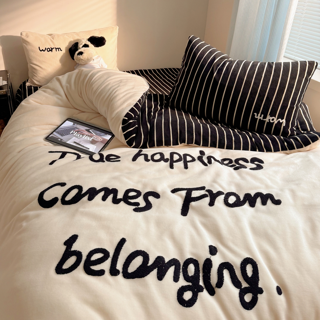 91家纺网 家纺一手货源 找家纺 桃喜 2025新款韩系纯色200g牛奶绒柔软毛巾绣刺绣四件套 白色