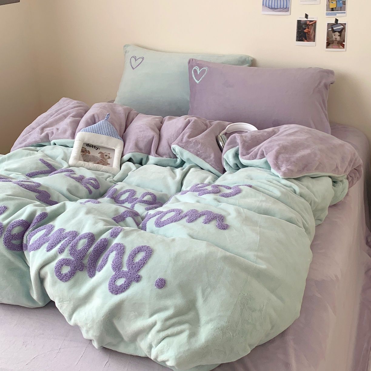 91家纺网 家纺一手货源 找家纺 桃喜 2025新款韩系纯色200g牛奶绒柔软毛巾绣刺绣四件套 格调紫