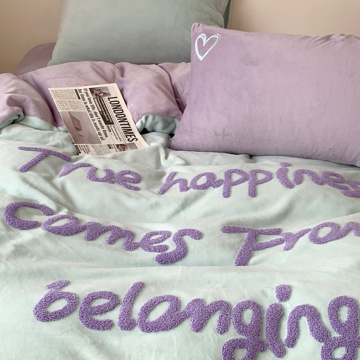 91家纺网 家纺一手货源 找家纺 桃喜 2025新款韩系纯色200g牛奶绒柔软毛巾绣刺绣四件套 格调紫