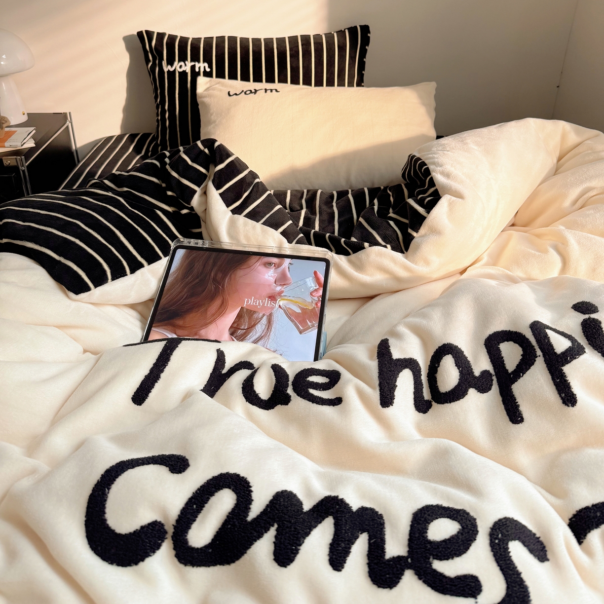 91家纺网 家纺一手货源 找家纺 桃喜 2025新款韩系纯色200g牛奶绒柔软毛巾绣刺绣四件套 白色