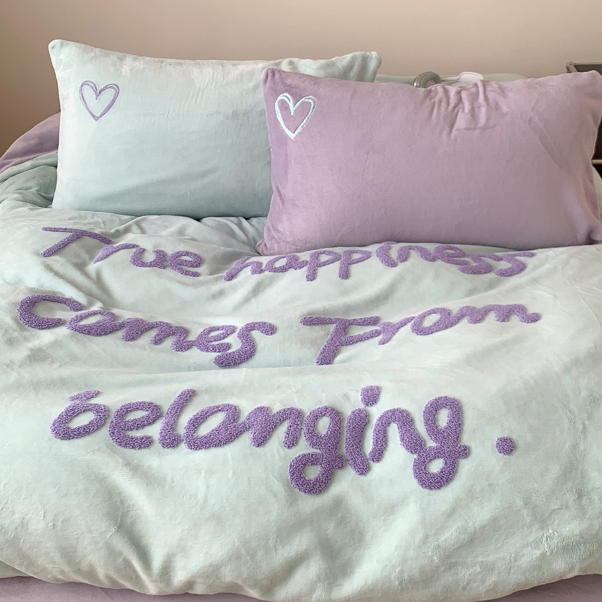 91家纺网 家纺一手货源 找家纺 桃喜 2025新款韩系纯色200g牛奶绒柔软毛巾绣刺绣四件套 格调紫