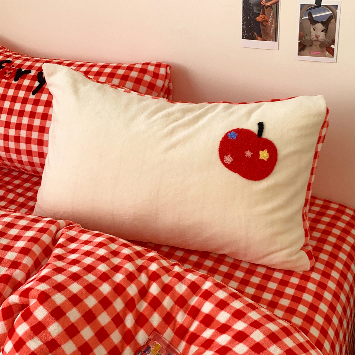 91家纺网 家纺一手货源 找家纺 桃喜 2025新款韩系纯色200g牛奶绒柔软毛巾绣刺绣四件套 红格苹果