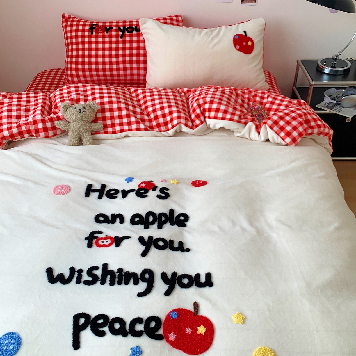 91家纺网 家纺一手货源 找家纺 桃喜 2025新款韩系纯色200g牛奶绒柔软毛巾绣刺绣四件套 红格苹果