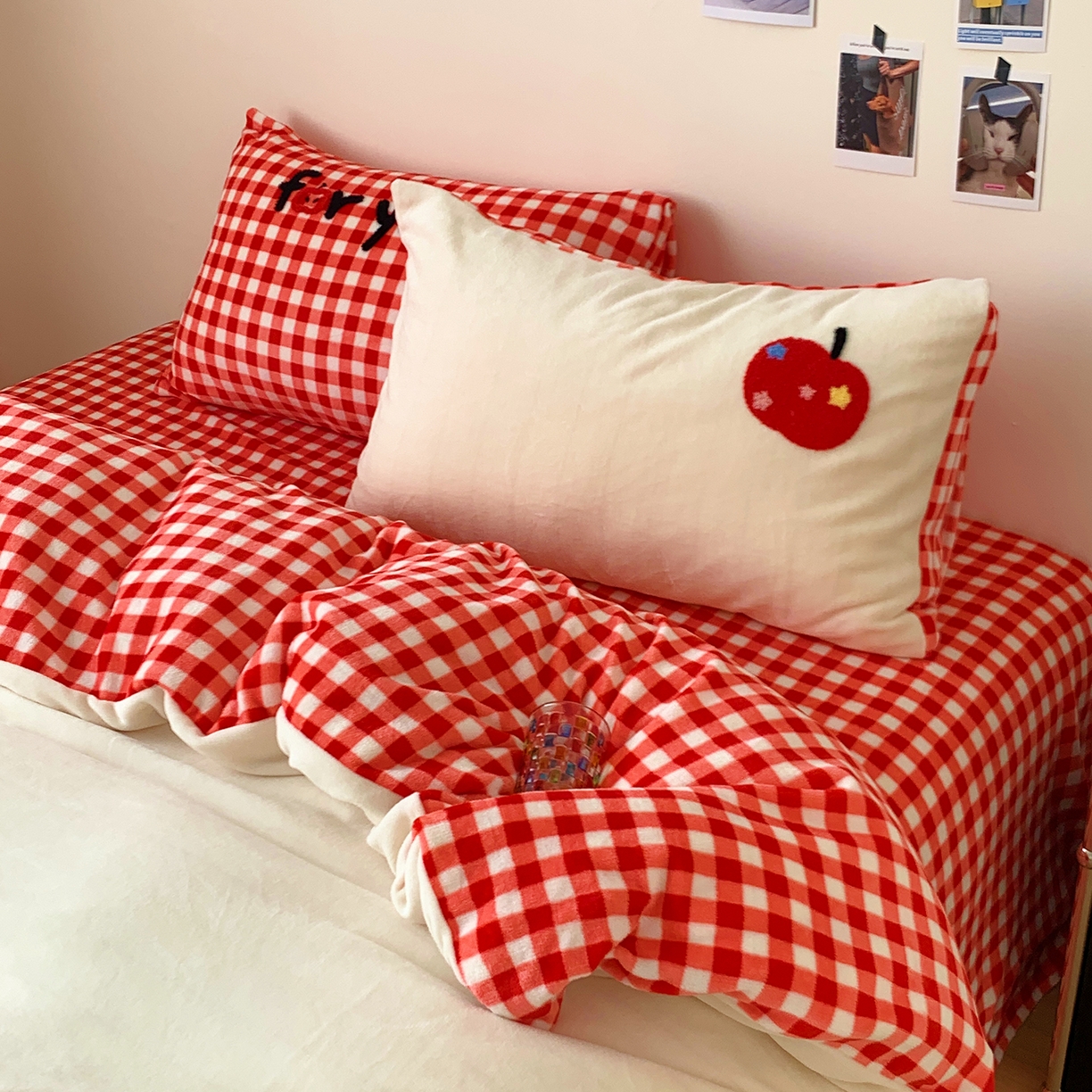 91家纺网 家纺一手货源 找家纺 桃喜 2025新款韩系纯色200g牛奶绒柔软毛巾绣刺绣四件套 红格苹果