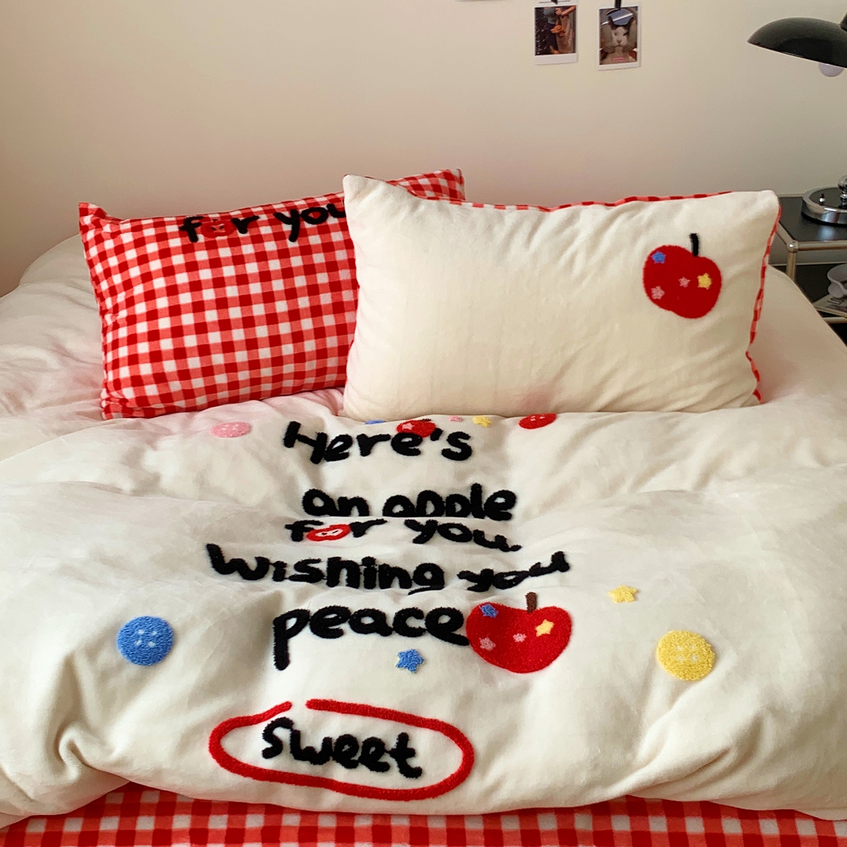 91家纺网 家纺一手货源 找家纺 桃喜 2025新款韩系纯色200g牛奶绒柔软毛巾绣刺绣四件套 红格苹果