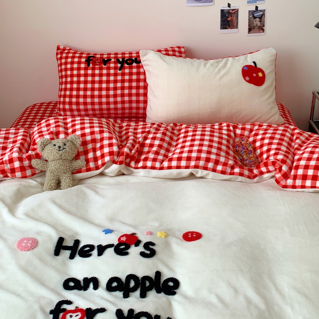 91家纺网 家纺一手货源 找家纺 桃喜 2025新款韩系纯色200g牛奶绒柔软毛巾绣刺绣四件套 红格苹果