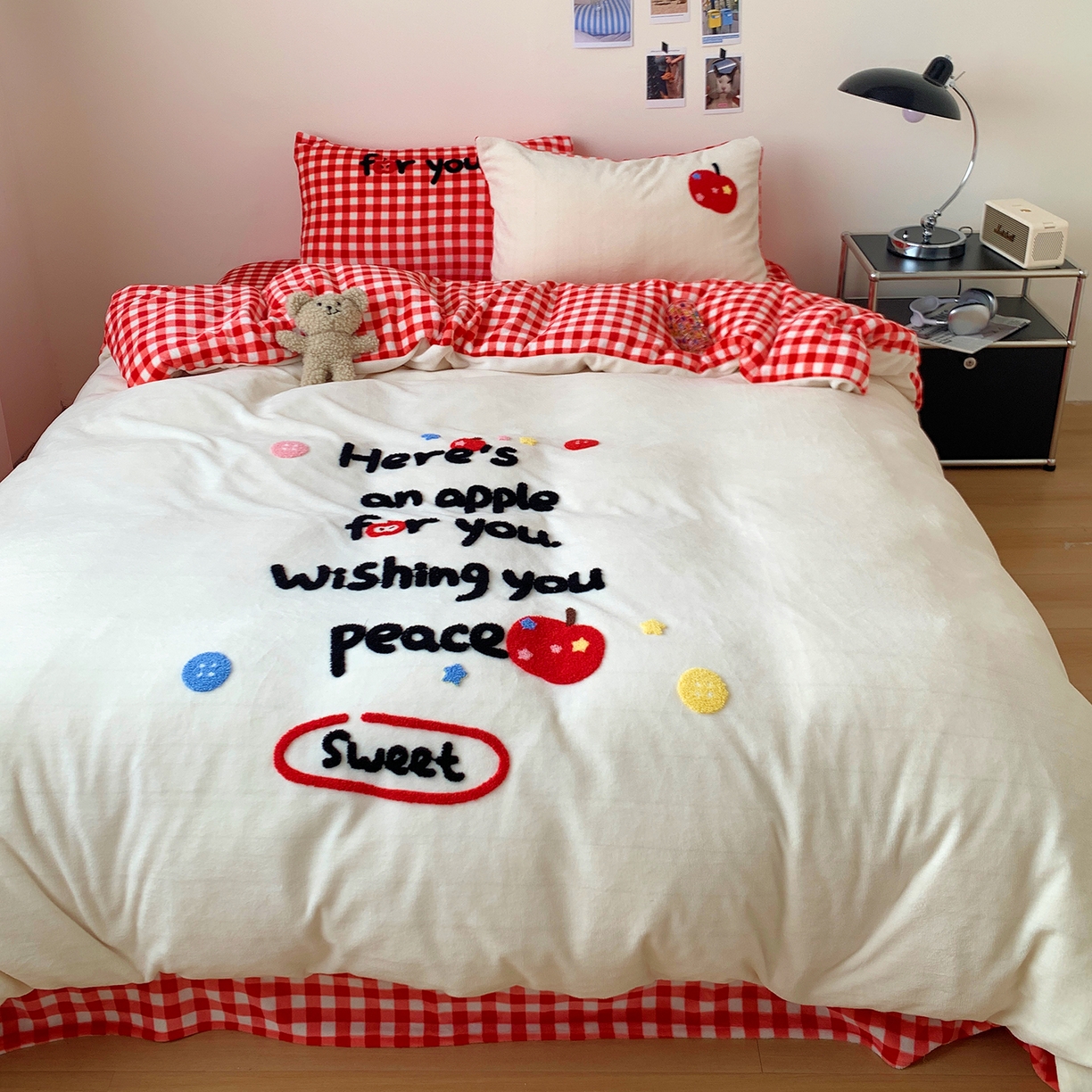 91家纺网 家纺一手货源 找家纺 桃喜 2025新款韩系纯色200g牛奶绒柔软毛巾绣刺绣四件套 红格苹果