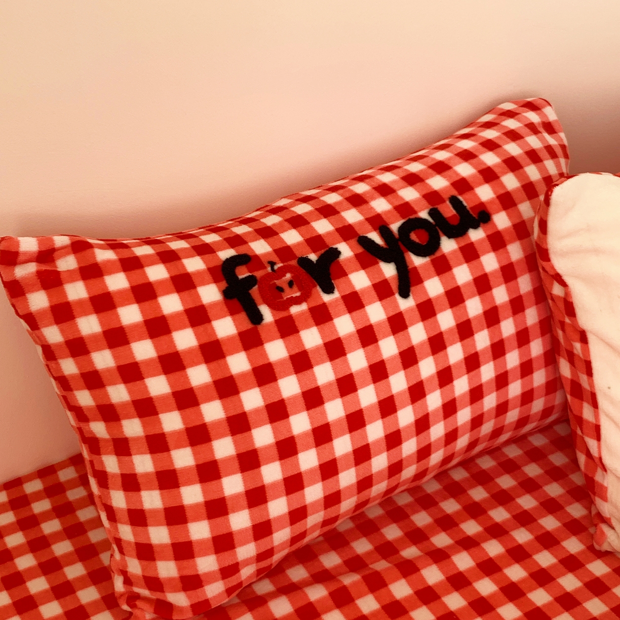 91家纺网 家纺一手货源 找家纺 桃喜 2025新款韩系纯色200g牛奶绒柔软毛巾绣刺绣四件套 红格苹果