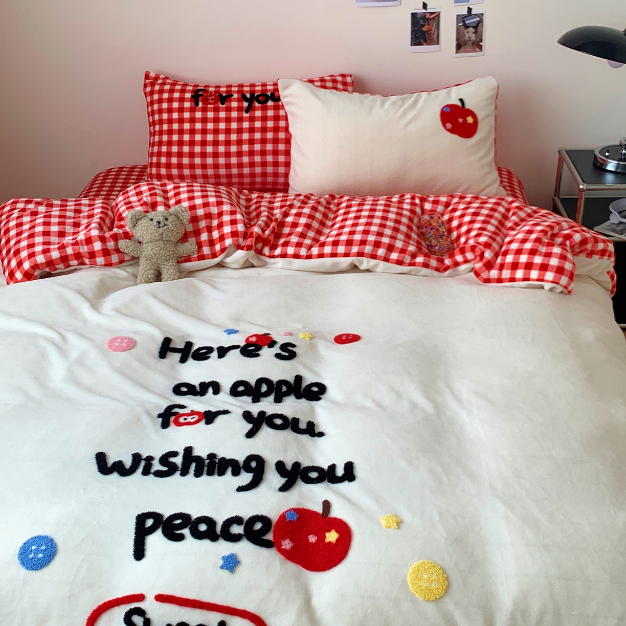 91家纺网 家纺一手货源 找家纺 桃喜 2025新款韩系纯色200g牛奶绒柔软毛巾绣刺绣四件套 红格苹果