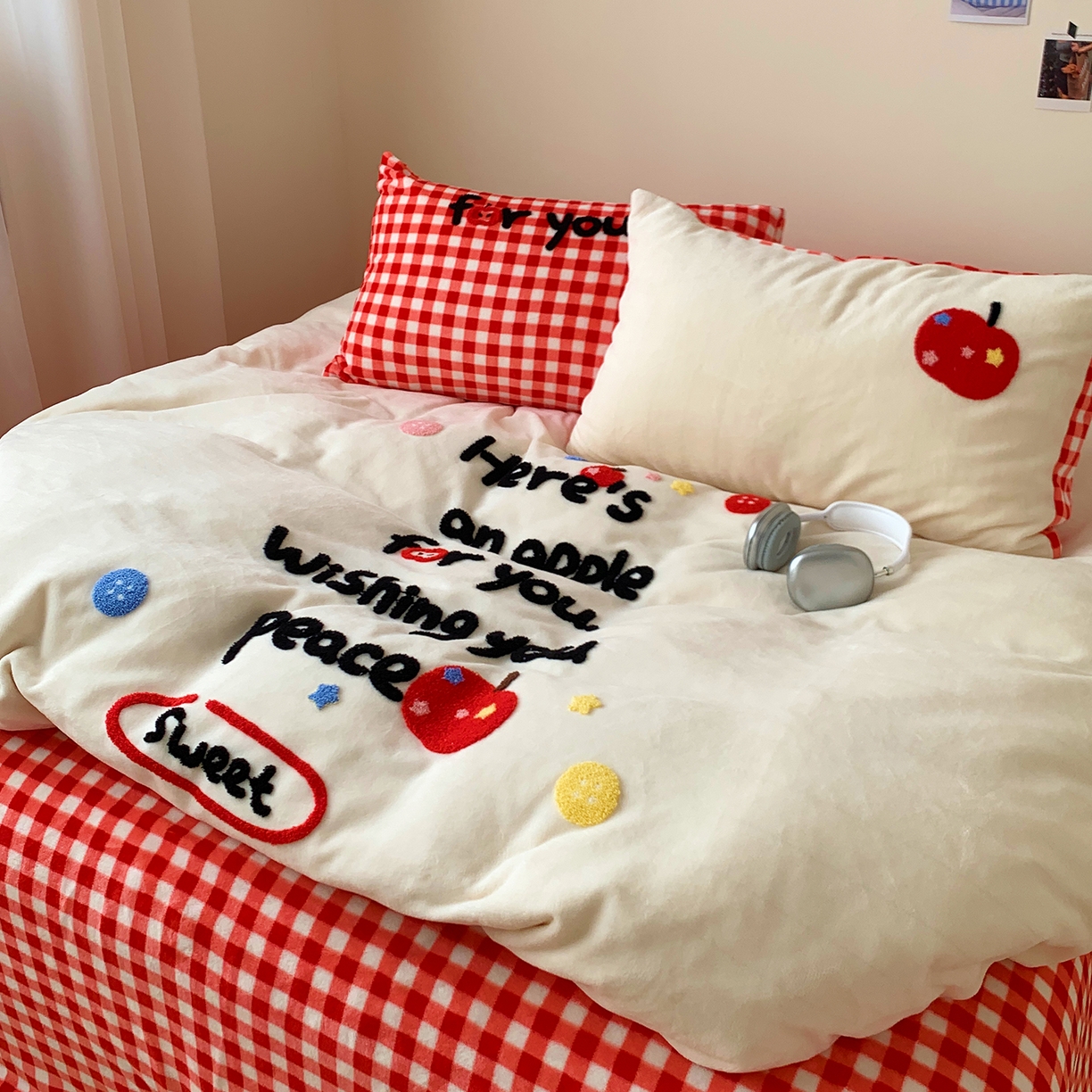 91家纺网 家纺一手货源 找家纺 桃喜 2025新款韩系纯色200g牛奶绒柔软毛巾绣刺绣四件套 红格苹果