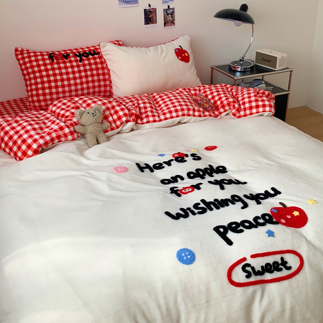 91家纺网 家纺一手货源 找家纺 桃喜 2025新款韩系纯色200g牛奶绒柔软毛巾绣刺绣四件套 红格苹果