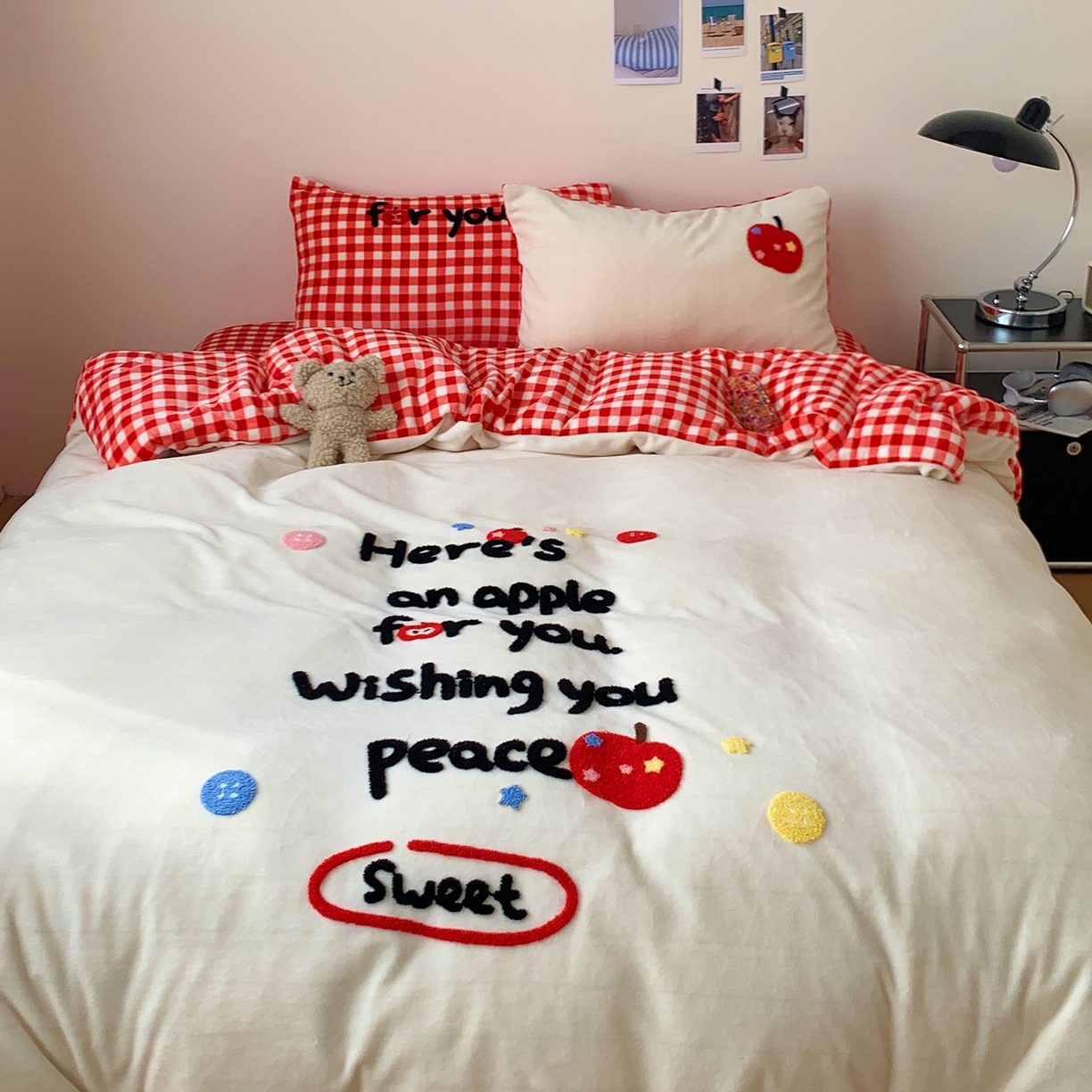 91家纺网 家纺一手货源 找家纺 桃喜 2025新款韩系纯色200g牛奶绒柔软毛巾绣刺绣四件套 红格苹果