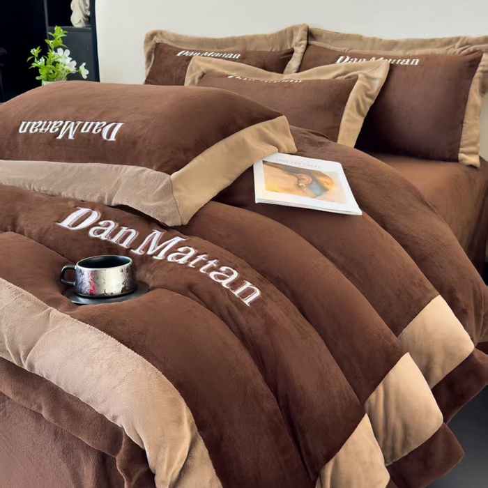 91家纺网 家纺一手货源 找家纺 苏木年华 2025新款230克高克重牛奶绒绣花四件套系列-曼德拉 曼德拉-咖色