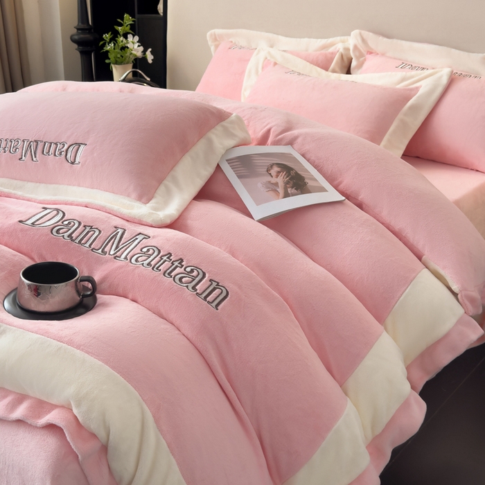 91家纺网 家纺一手货源 找家纺 苏木年华 2025新款230克高克重牛奶绒绣花四件套系列-曼德拉 曼德拉-粉色