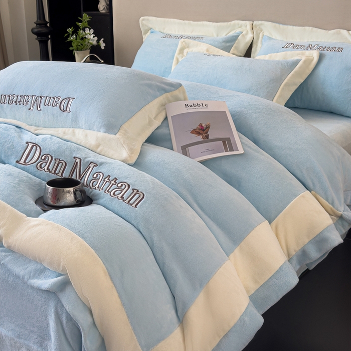 91家纺网 家纺一手货源 找家纺 苏木年华 2025新款230克高克重牛奶绒绣花四件套系列-曼德拉 曼德拉-浅蓝