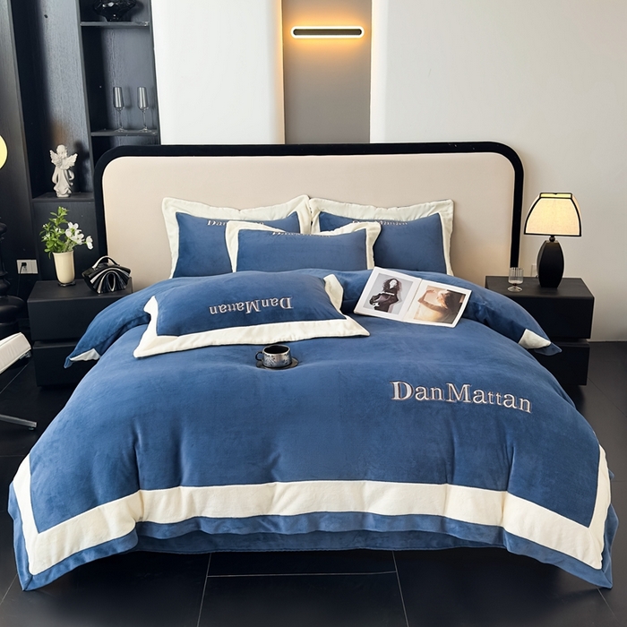 91家纺网 家纺一手货源 找家纺 苏木年华 2025新款230克高克重牛奶绒绣花四件套系列-曼德拉 曼德拉-深蓝