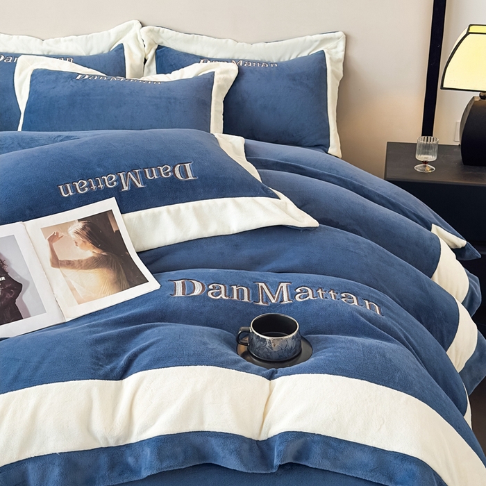 91家纺网 家纺一手货源 找家纺 苏木年华 2025新款230克高克重牛奶绒绣花四件套系列-曼德拉 曼德拉-深蓝