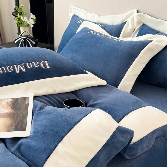 91家纺网 家纺一手货源 找家纺 苏木年华 2025新款230克高克重牛奶绒绣花四件套系列-曼德拉 曼德拉-深蓝