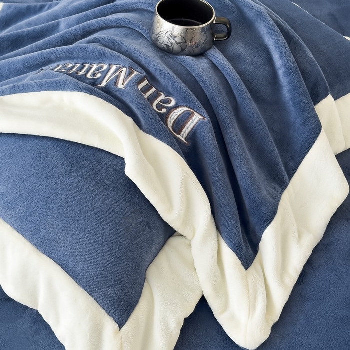 91家纺网 家纺一手货源 找家纺 苏木年华 2025新款230克高克重牛奶绒绣花四件套系列-曼德拉 曼德拉-深蓝