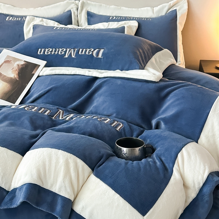 91家纺网 家纺一手货源 找家纺 苏木年华 2025新款230克高克重牛奶绒绣花四件套系列-曼德拉 曼德拉-深蓝