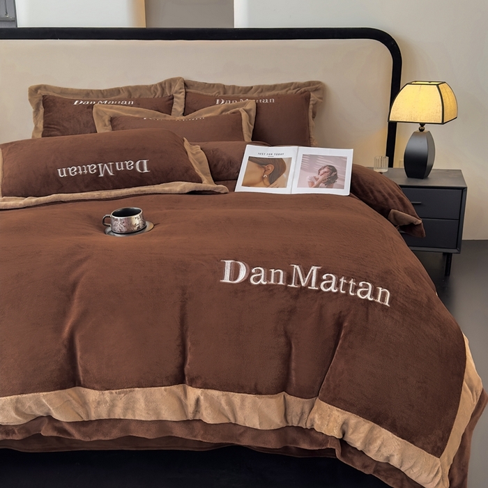 91家纺网 家纺一手货源 找家纺 苏木年华 2025新款230克高克重牛奶绒绣花四件套系列-曼德拉 曼德拉-咖色