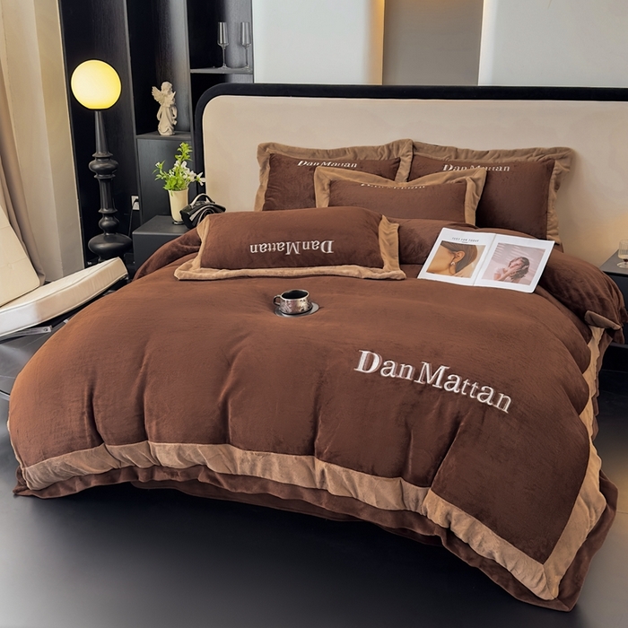 91家纺网 家纺一手货源 找家纺 苏木年华 2025新款230克高克重牛奶绒绣花四件套系列-曼德拉 曼德拉-咖色