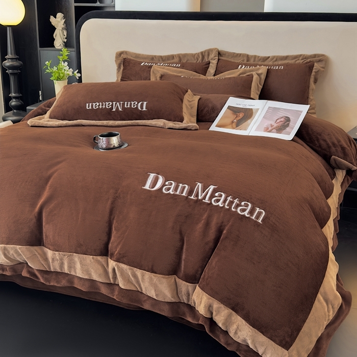 91家纺网 家纺一手货源 找家纺 苏木年华 2025新款230克高克重牛奶绒绣花四件套系列-曼德拉 曼德拉-咖色