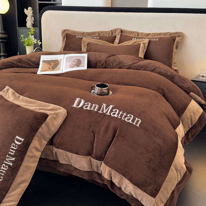 91家纺网 家纺一手货源 找家纺 苏木年华 2025新款230克高克重牛奶绒绣花四件套系列-曼德拉 曼德拉-咖色