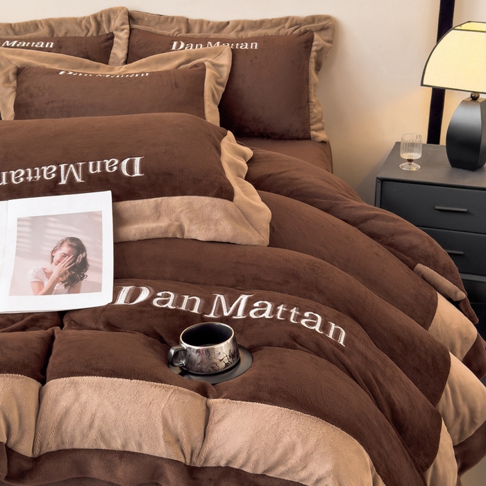 91家纺网 家纺一手货源 找家纺 苏木年华 2025新款230克高克重牛奶绒绣花四件套系列-曼德拉 曼德拉-咖色