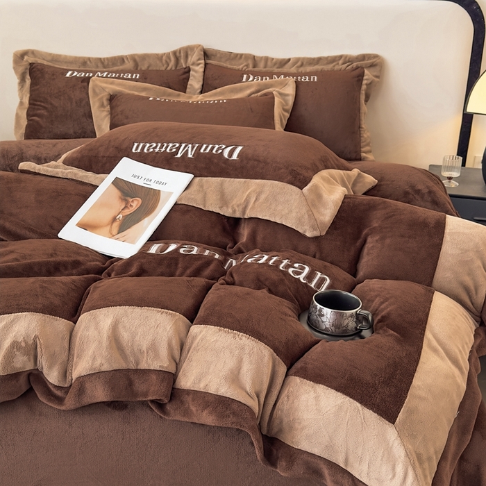 91家纺网 家纺一手货源 找家纺 苏木年华 2025新款230克高克重牛奶绒绣花四件套系列-曼德拉 曼德拉-咖色