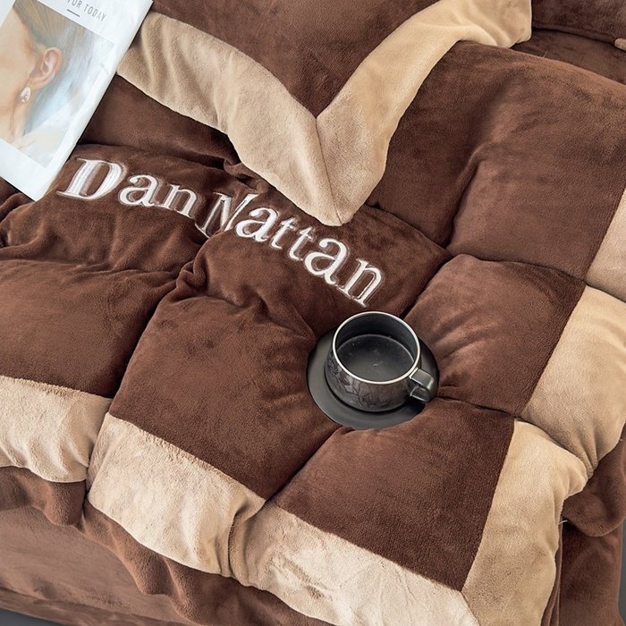 91家纺网 家纺一手货源 找家纺 苏木年华 2025新款230克高克重牛奶绒绣花四件套系列-曼德拉 曼德拉-咖色